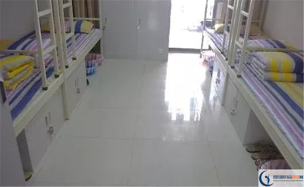 成都市第三中學住宿費用是多少？