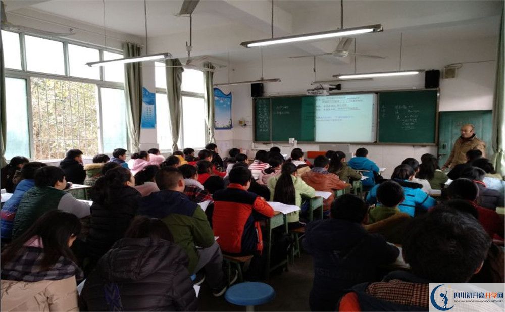 成都市田家炳中學(xué)初升高向外地招生嗎？