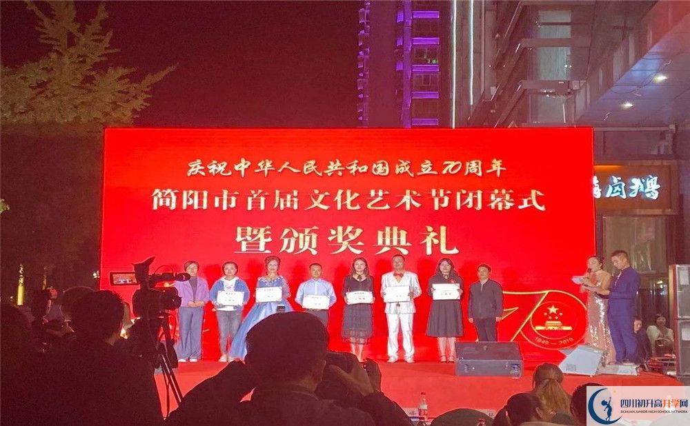 石橋中學(xué)高一多久放一次假？					
