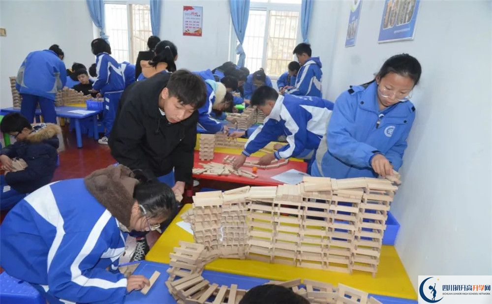 成都華西中學實驗班人數是多少？