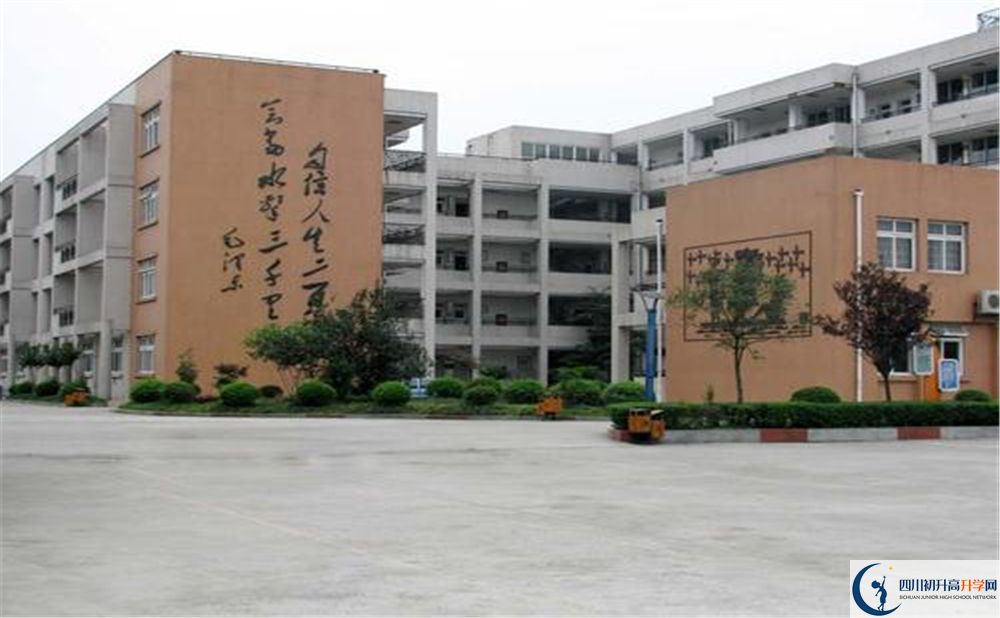 彭州中學(xué)是私立收費(fèi)嗎？