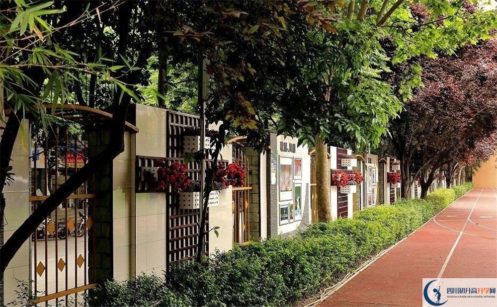 成都大學附屬中學實驗班學費貴嗎？