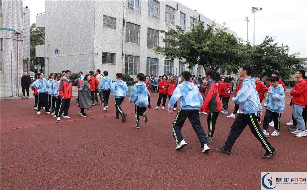 青白江中學補課嗎？
