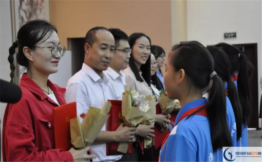 川化中學在校學生總人數(shù)是多少？