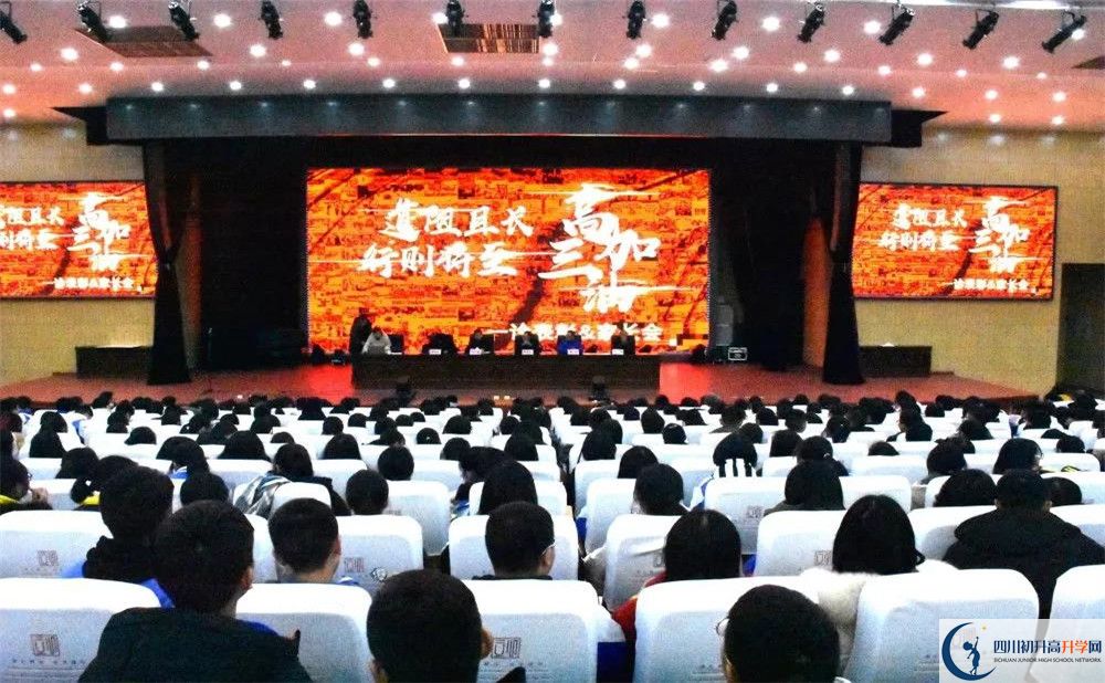 蒲江中學在校學生總人數(shù)是多少？