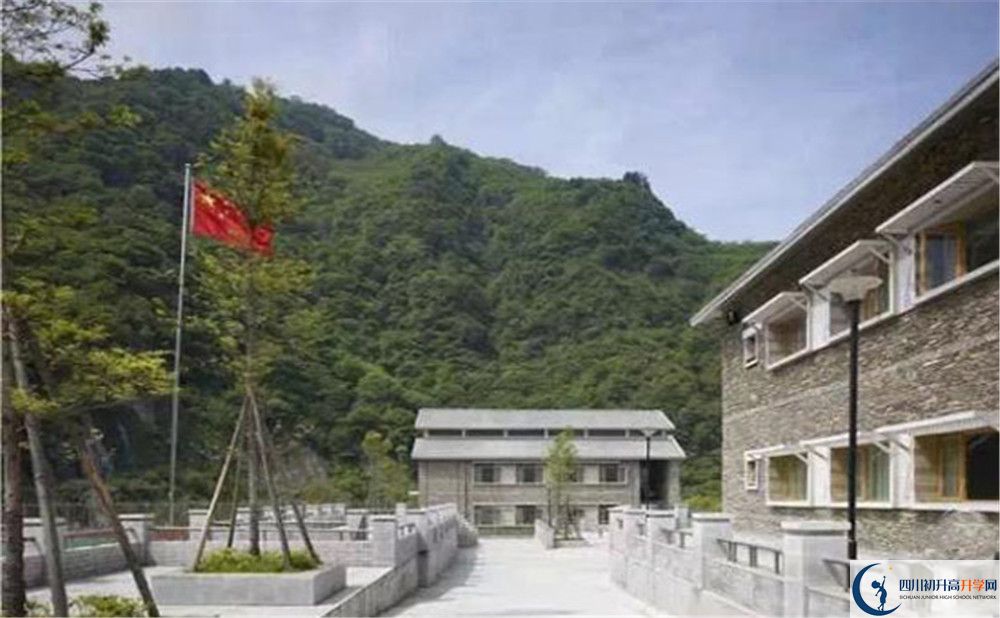 臥龍?zhí)貐^(qū)中學(xué)今年的錄取條件是否有變化？